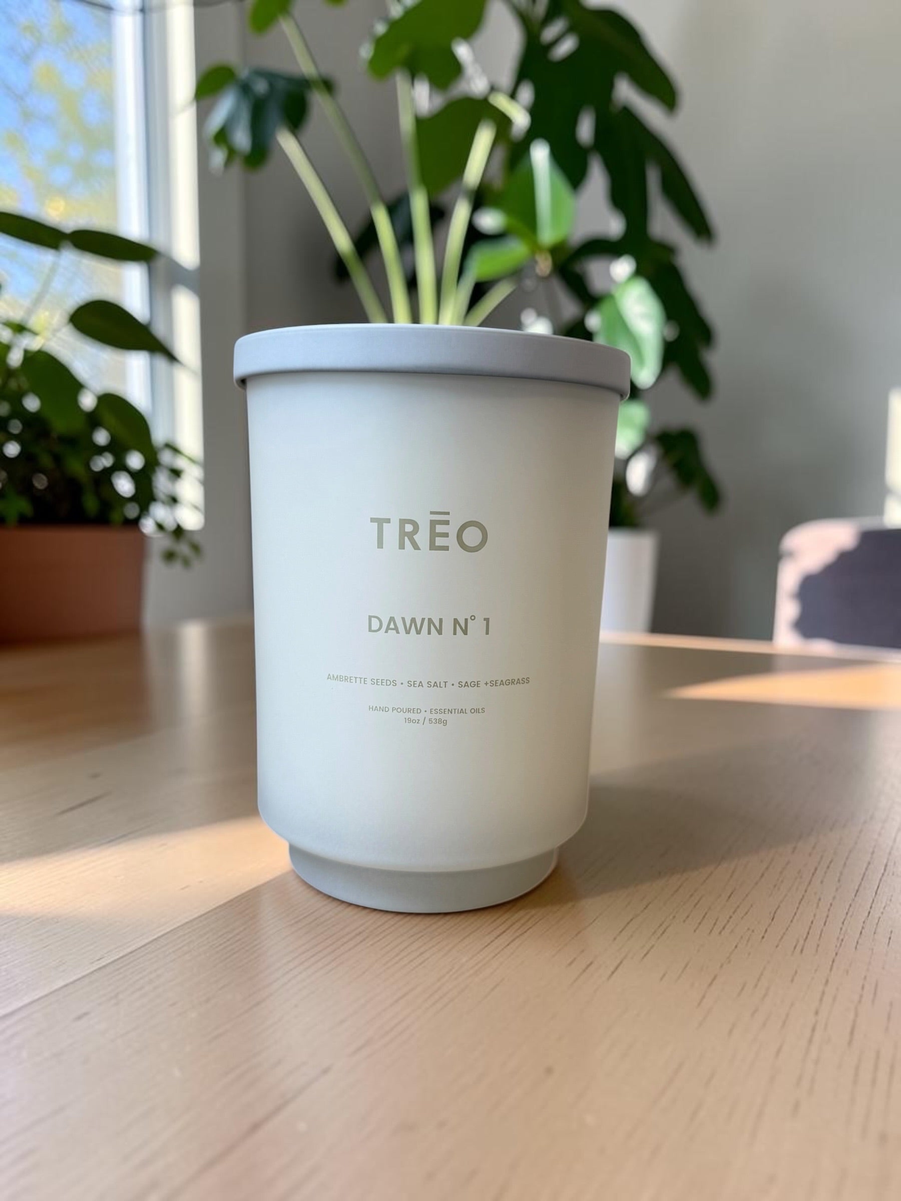 TRĒO Dawn Nº1 candle on a wood table