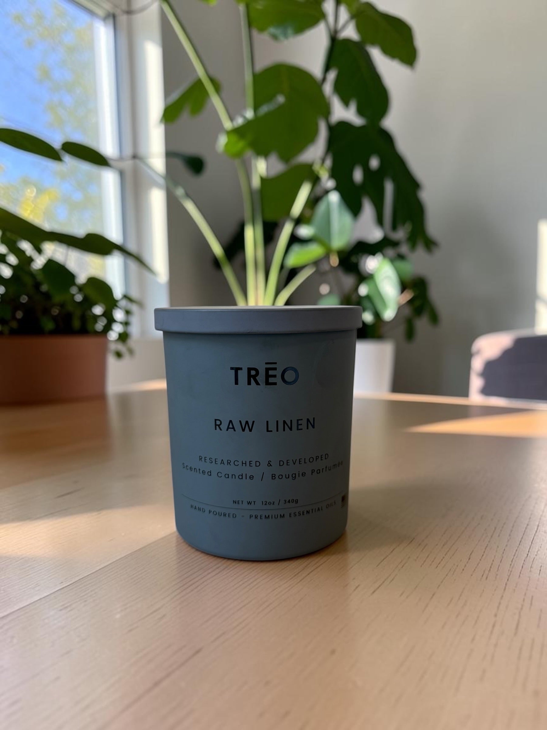 TRĒO Raw Linen candle on a wood table